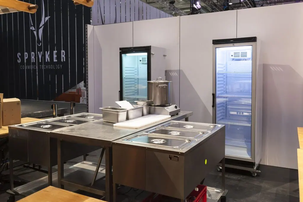 Kühlschrank mit Glastür 360 ltr fahrbar mit 3 Einlegeböden Ansicht 4