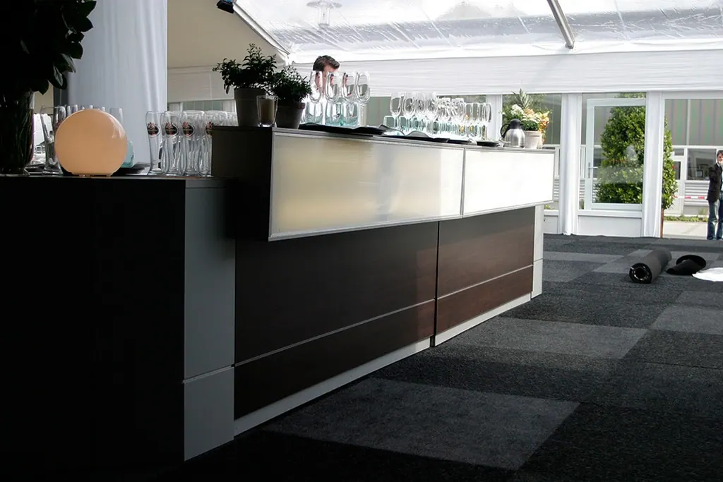 Sekttheke Holzdecor T70 mit CNS Deckblatt Ansicht 2