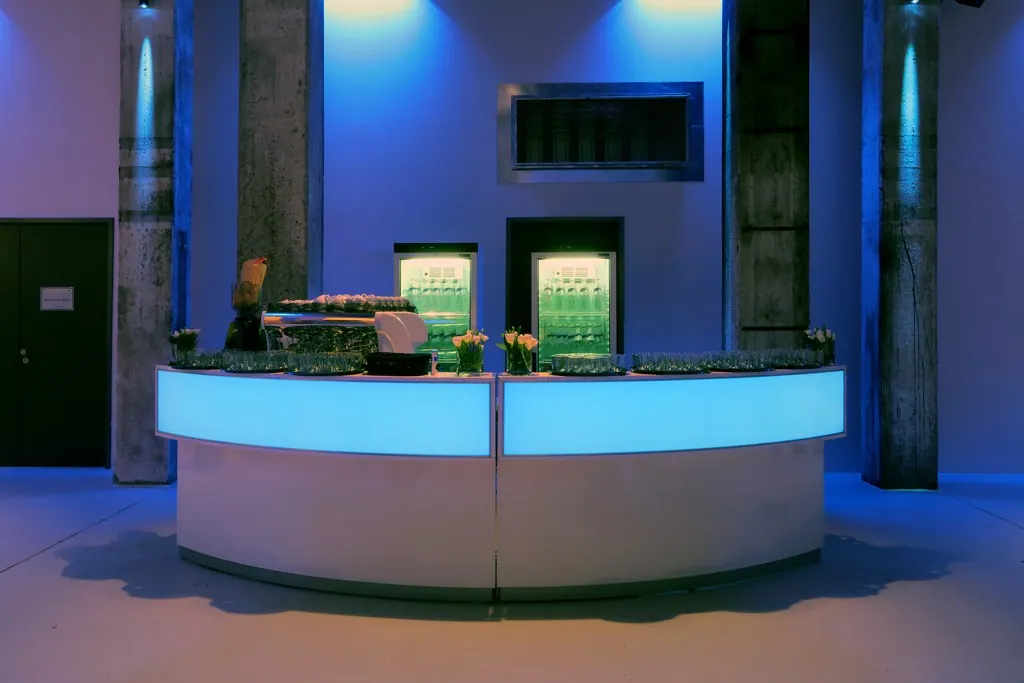 Theke 1/8 rund mit CNS Deckblatt und LED Leuchtaufsatz Ansicht 4