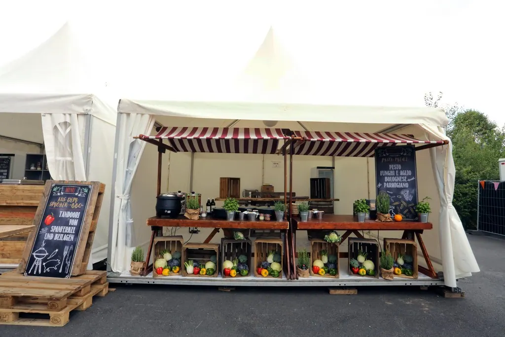 Marktstand aus mit Plane rot/weiß Ansicht 2