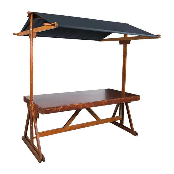Marktstand aus Holz mit Plane