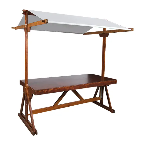 Marktstand aus Holz mit Plane