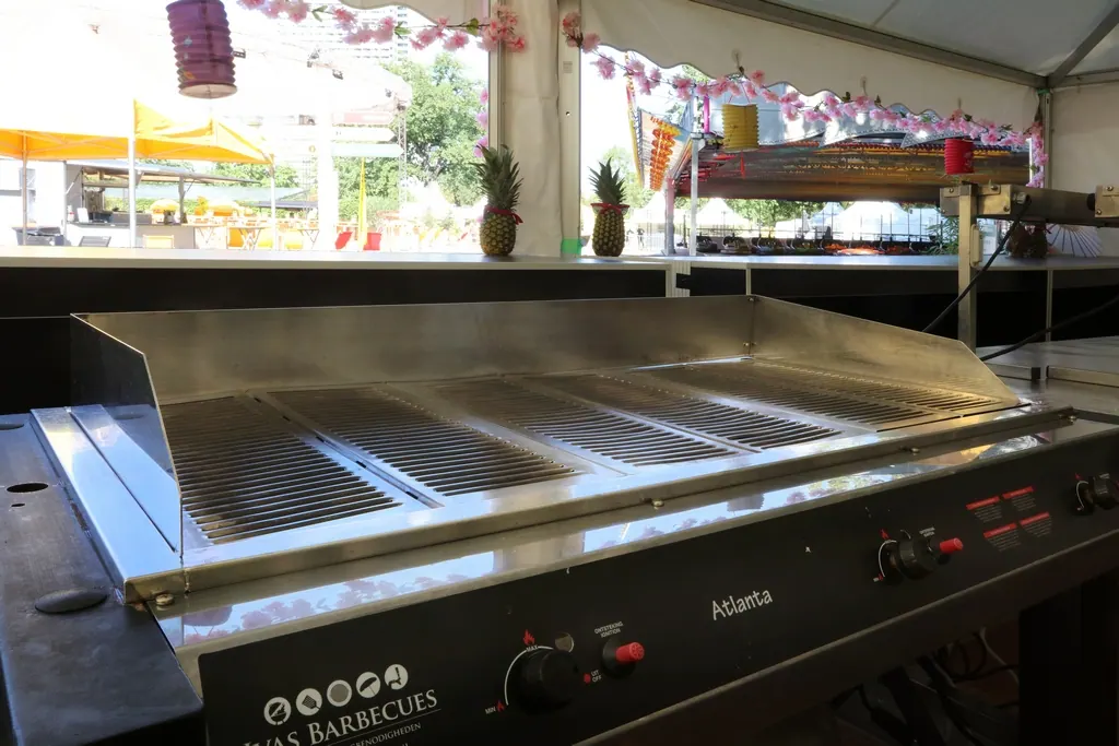 Gasgrill Texas auf Rädern T77 mit Spritzschutz Ansicht 4