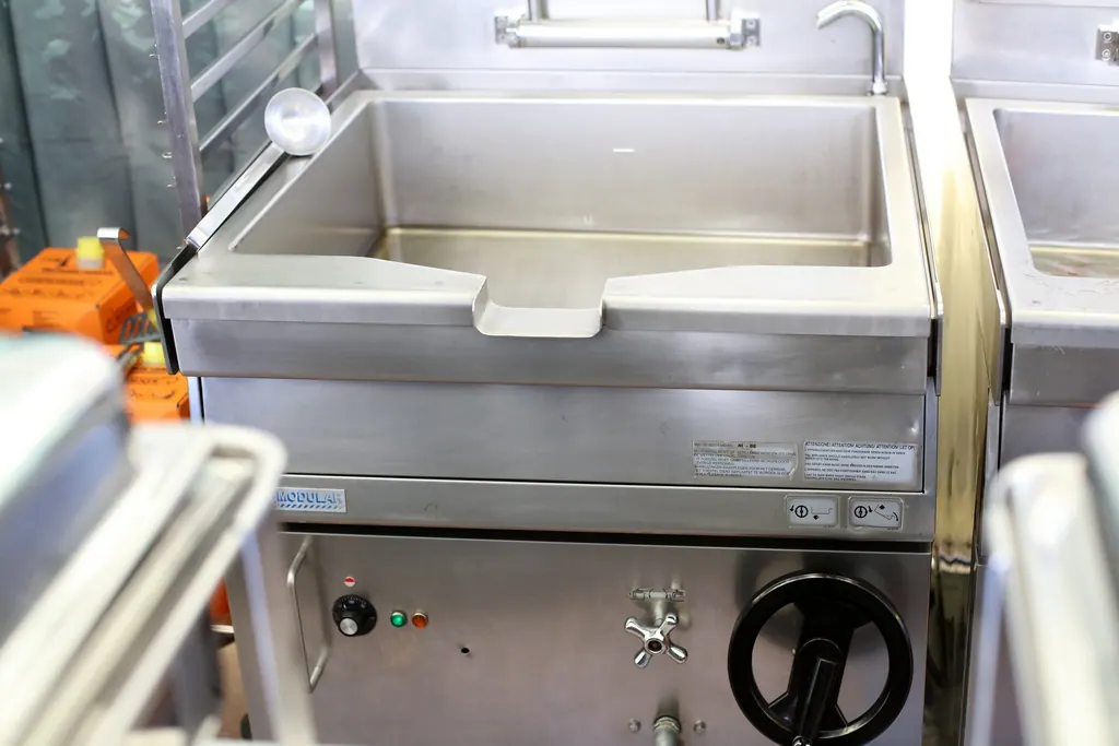 Kippbratpfanne Inhalt 70 ltr 400V/10kW/32A T90 Ansicht 3