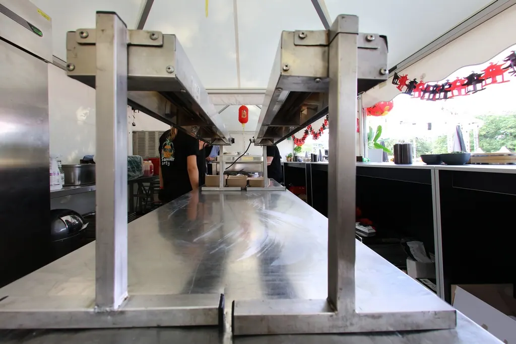 Speisenwarmhaltestrahler mit T-Legs Stand Ansicht 4