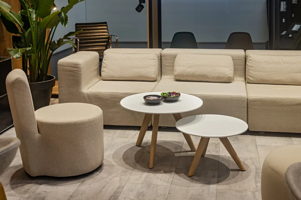 Loungetisch Halmstad mit weißer Platte Ansicht 2