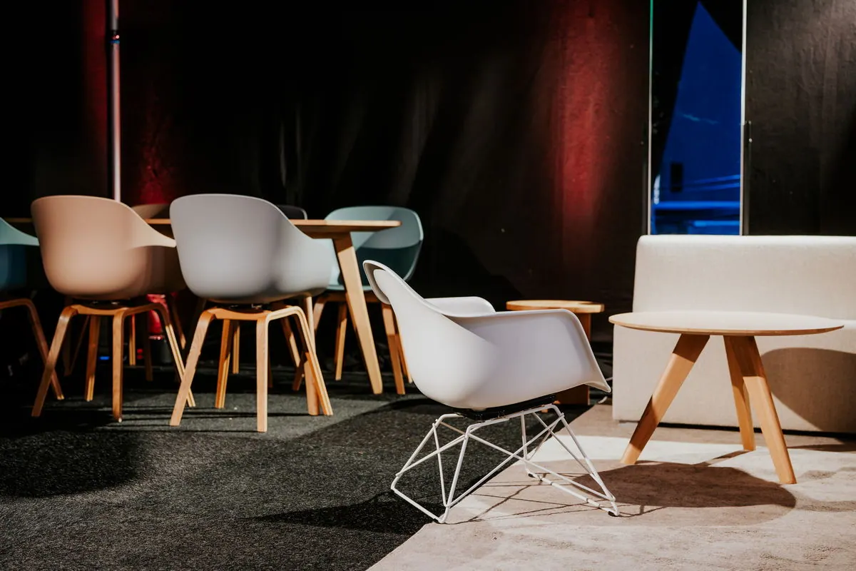 LAR Eames Plastic Loungechair weiß Sitz Ansicht 5