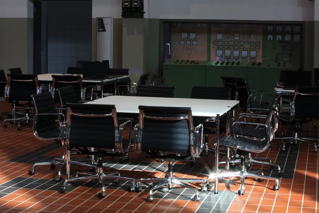 Aluminium Chair EA 117 drehbar mit Armlehnen Ansicht 3