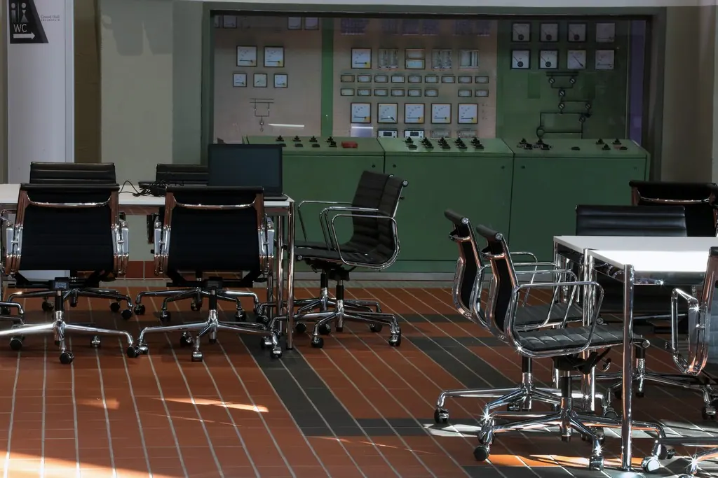 Aluminium Chair EA 117 drehbar mit Armlehnen Ansicht 4