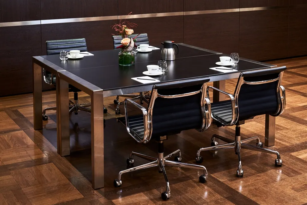 Aluminium Chair EA 117 drehbar mit Armlehnen Ansicht 5
