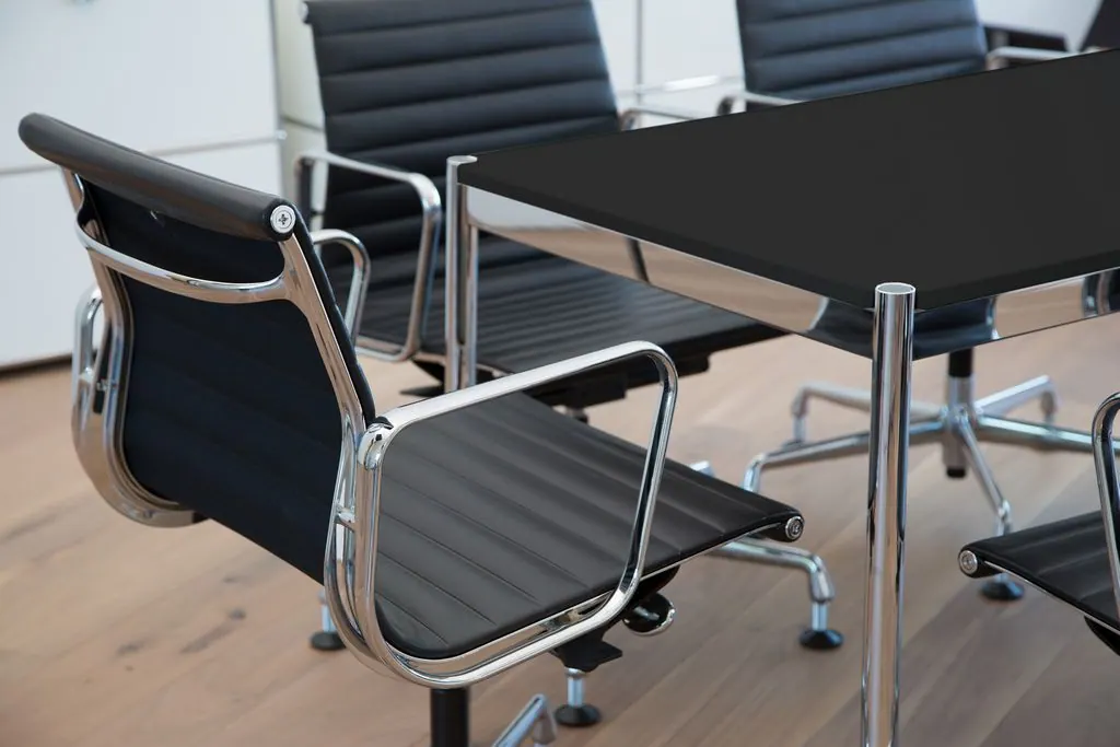 Aluminium Chair EA 108 drehbar mit Armlehnen Ansicht 3