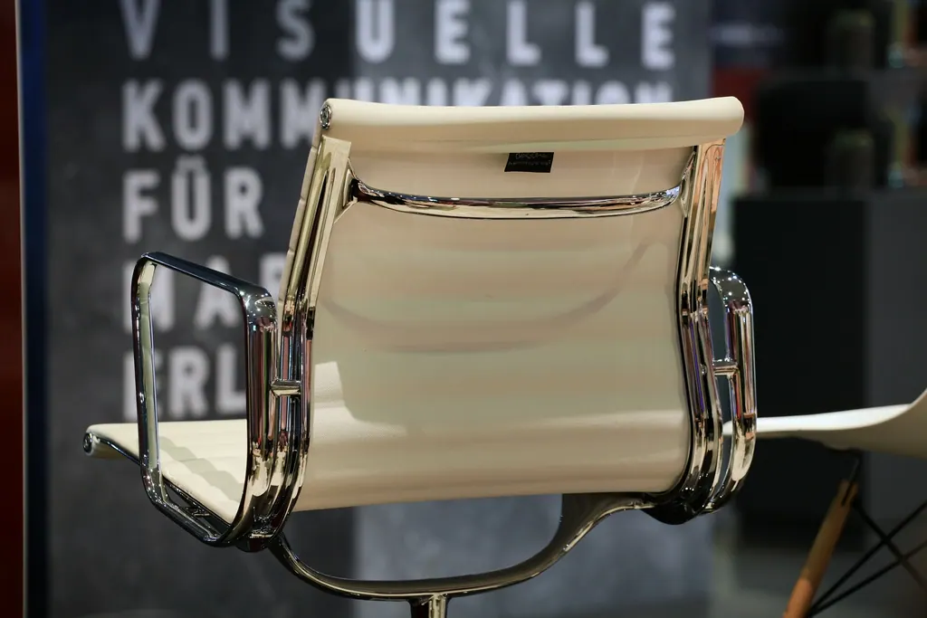 Aluminium Chair EA 108 drehbar mit Armlehnen Ansicht 2