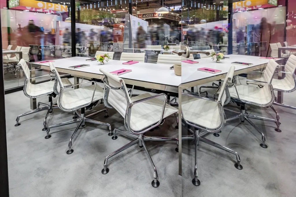 Aluminium Chair EA 108 drehbar mit Armlehnen Ansicht 4