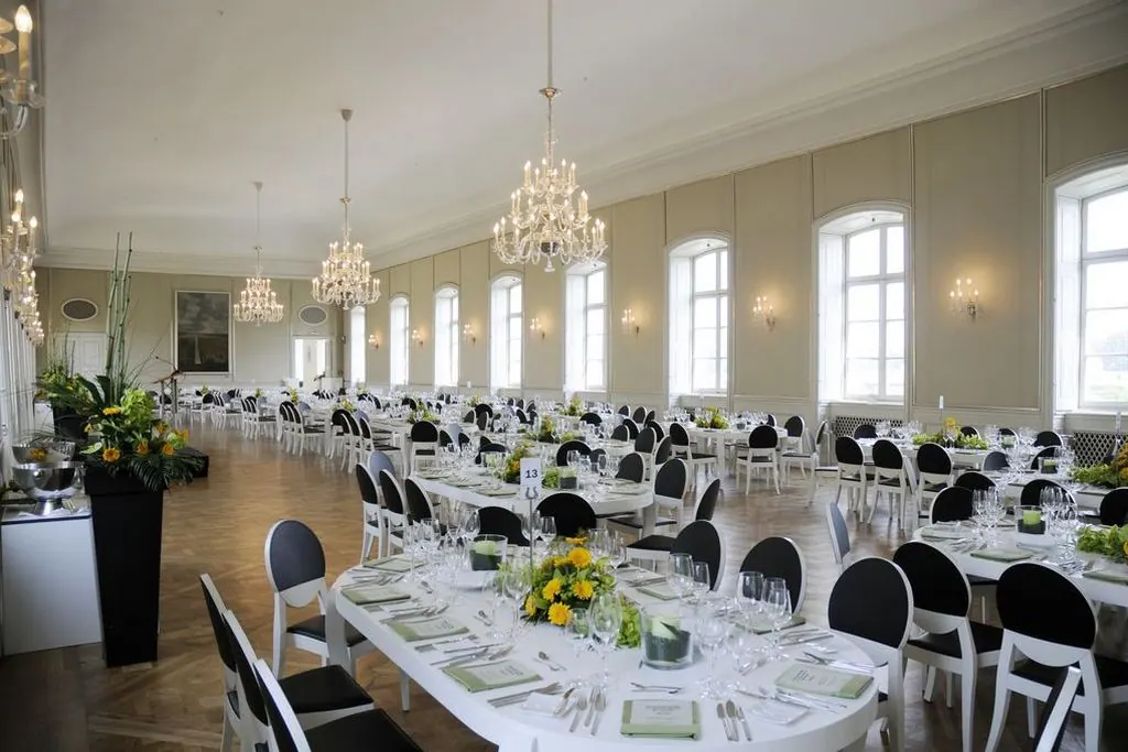 Stuhl Berlin mit schwarzem Sitzkissen Kunstleder Ansicht 4