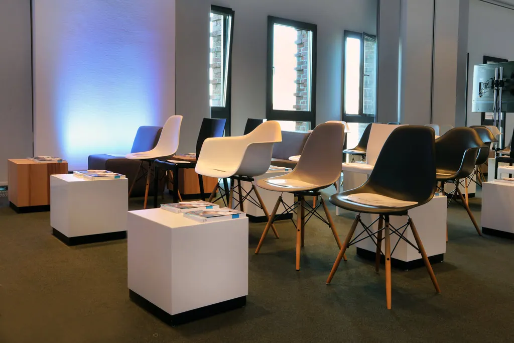 DSW Chair Ahorn Sitz mit Seat Dot sand/coffee Ansicht 2
