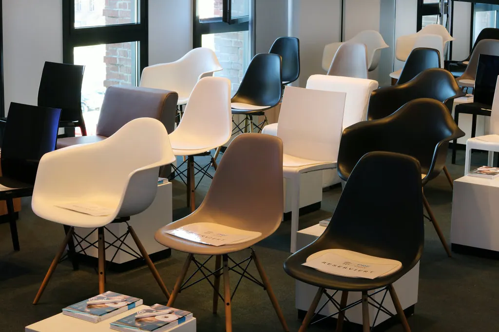 DSW Chair Ahorn Sitz mit Seat Dot sand/coffee Ansicht 3