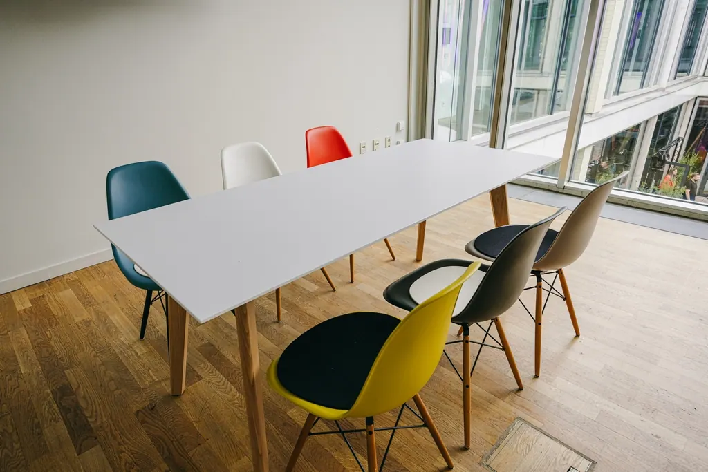 DSW Chair Ahorn Sitz mit Seat Dot sand/coffee Ansicht 4