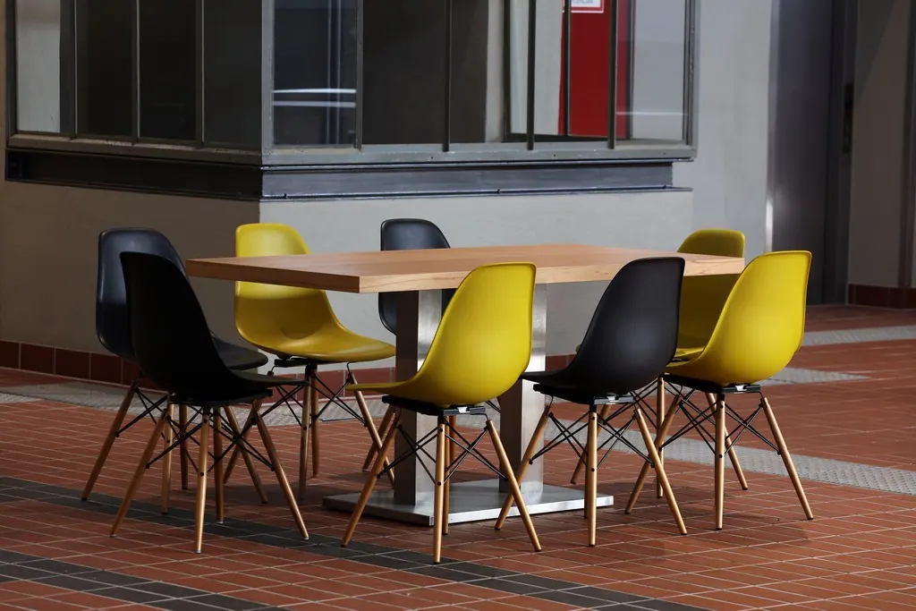 DSW Eames Plastic Chair Ahorn Sitz Ansicht 4