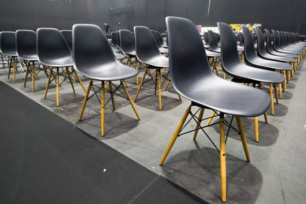 DSW Eames Plastic Chair Ahorn Sitz Ansicht 5