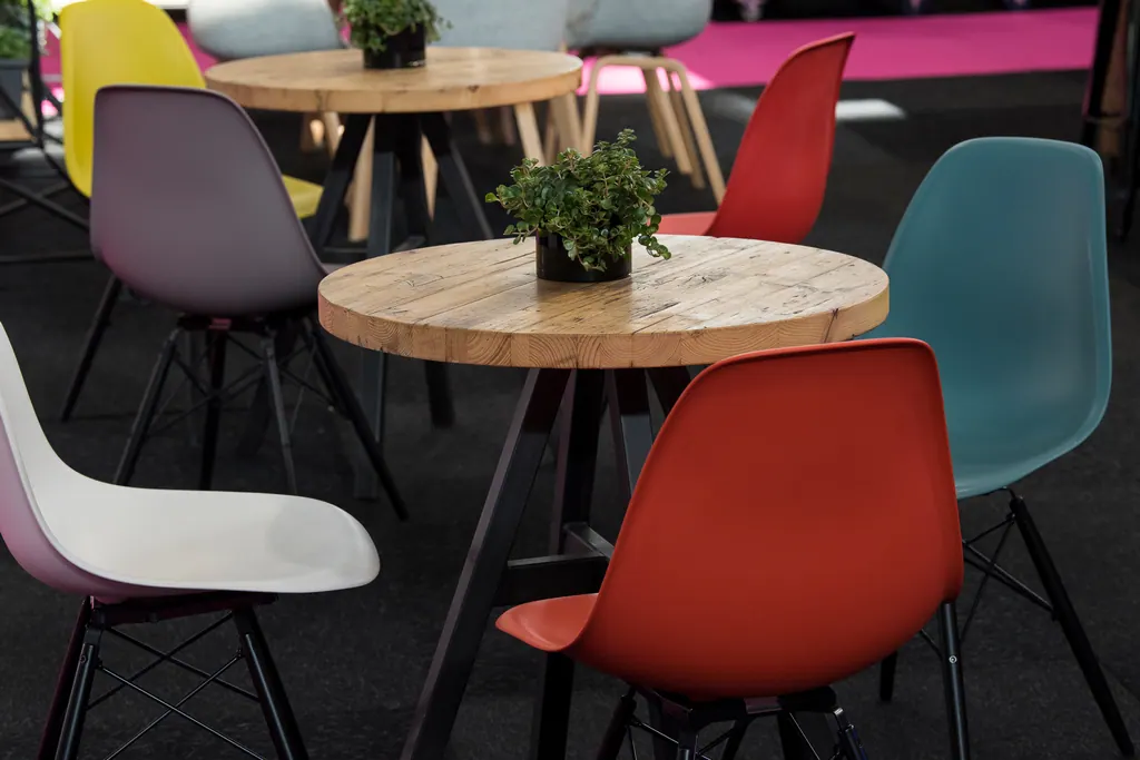 DSW Chair Ahorn schwarz Sitz (poppy red) Ansicht 3