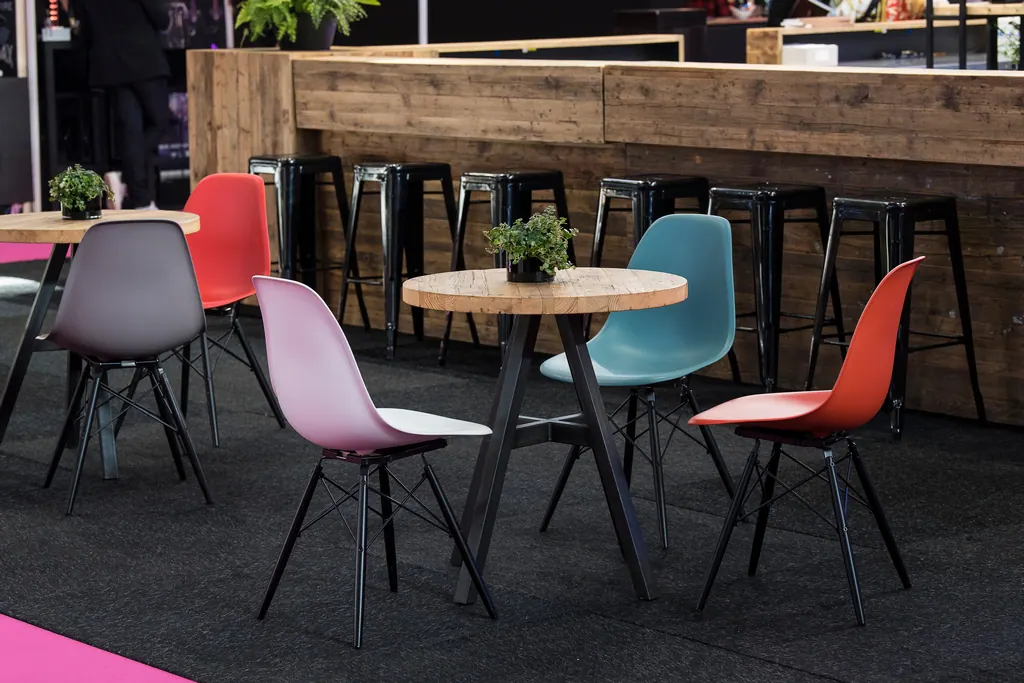 DSW Chair Ahorn schwarz Sitz (poppy red) Ansicht 4