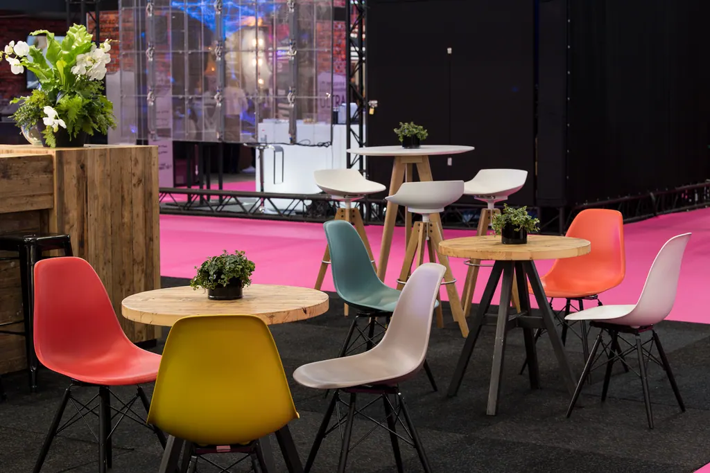 DSW Chair Ahorn schwarz Sitz Ansicht 3