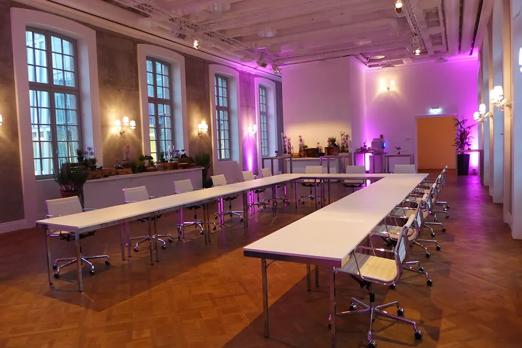 Besprechungstisch mit Chromgestell Ansicht 5