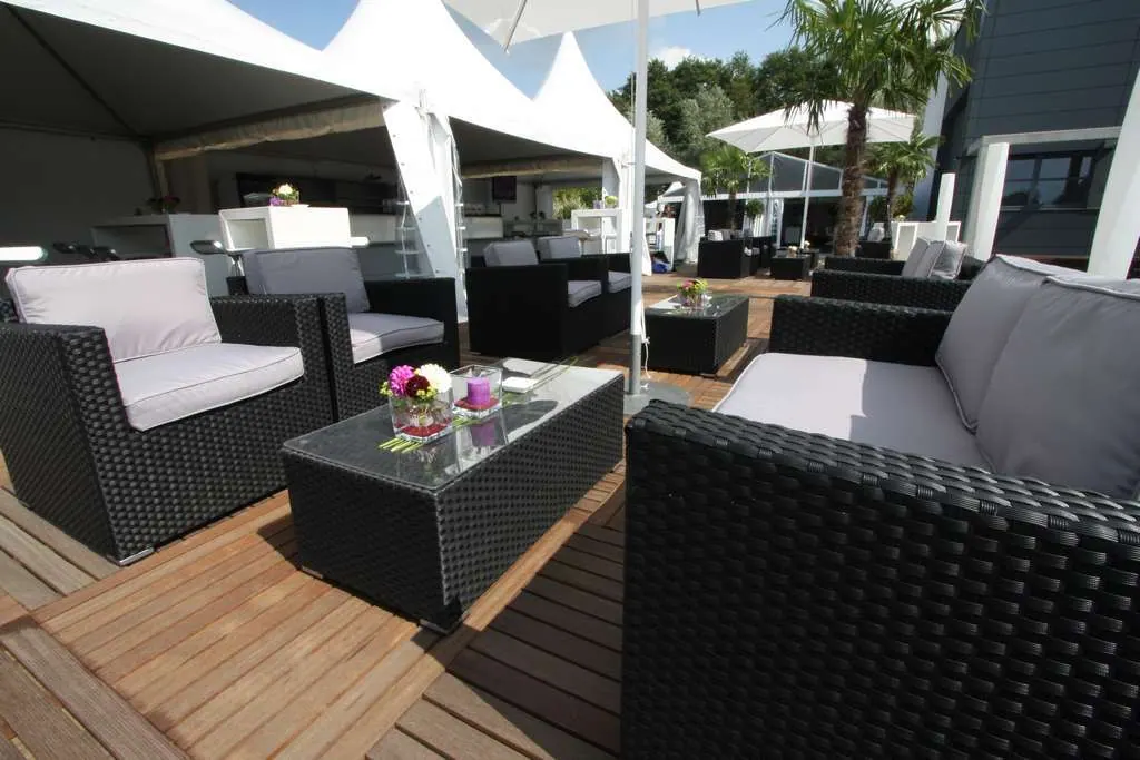Tisch Bermuda mit Plexiglasplatte Ansicht 2