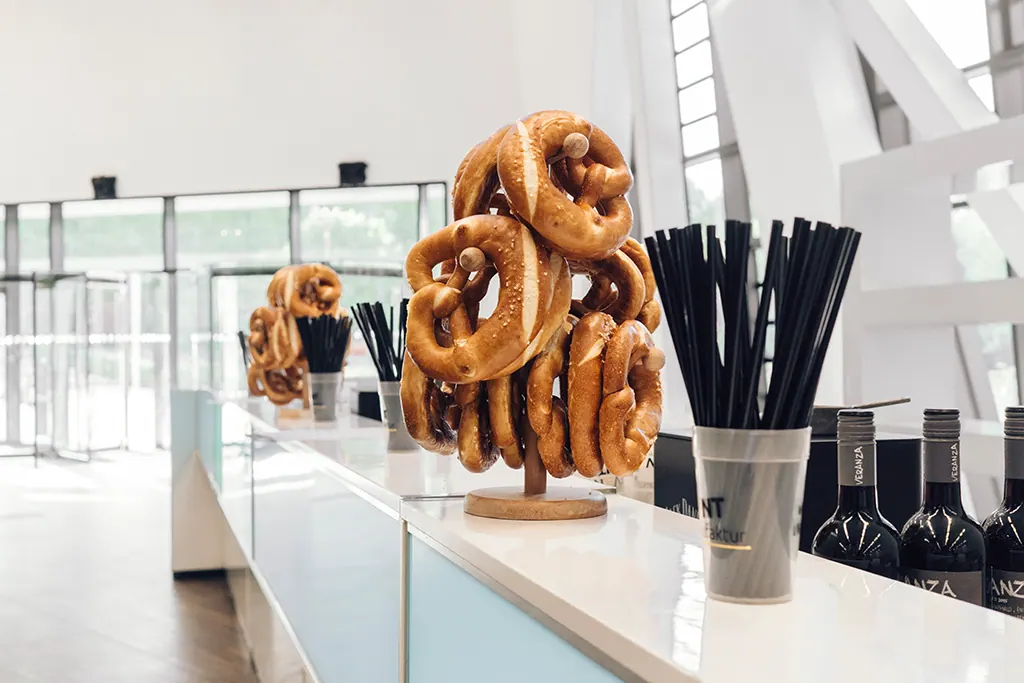 Brezel- und Wurstständer Buchenholz Ansicht 2