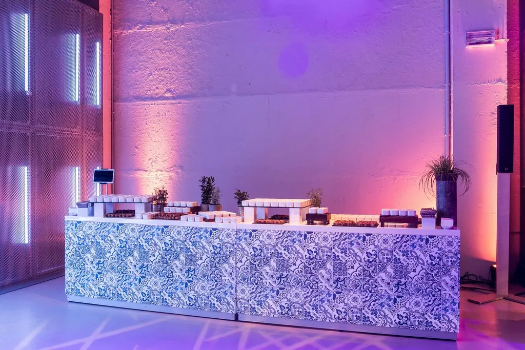 Buffeterhöhung 2/1 GN mit Glasplatte un weißen Quadern Ansicht 2