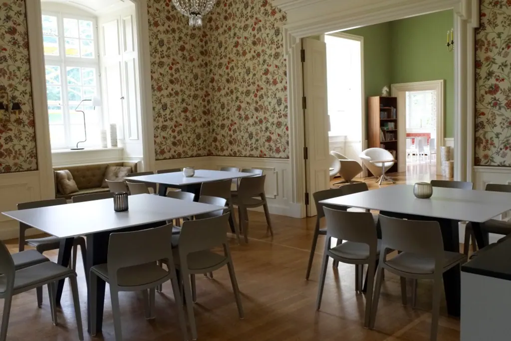 Dinnertisch Kranich mit Tischplatte Ansicht 3