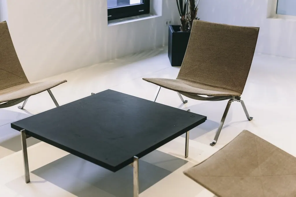 Tisch Poul Kjærholm PK61 mit Schieferplatte Ansicht 2
