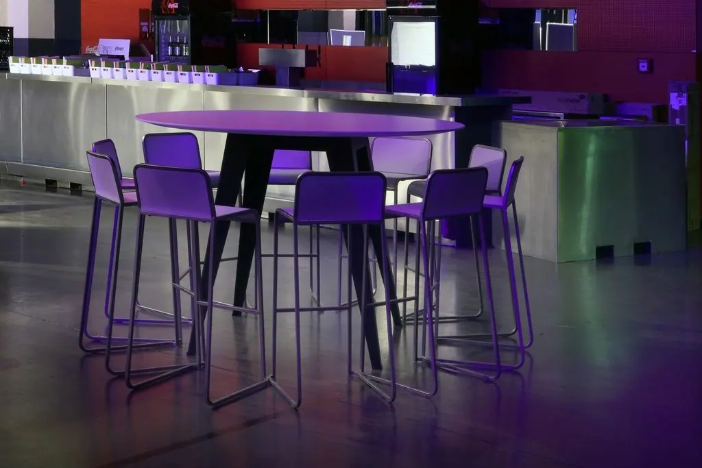 Stehtisch Kranich mit Tischplatte Ansicht 2