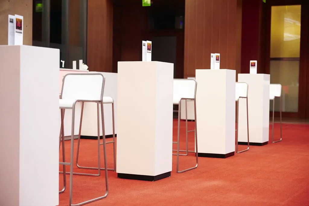 Stehtisch Kubus Ansicht 2