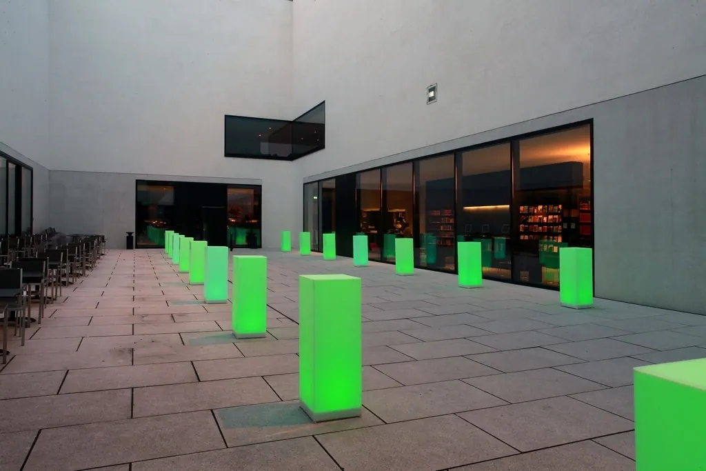 LED Stehtisch Kubus mit Acrylglas Tischplatte Ansicht 3
