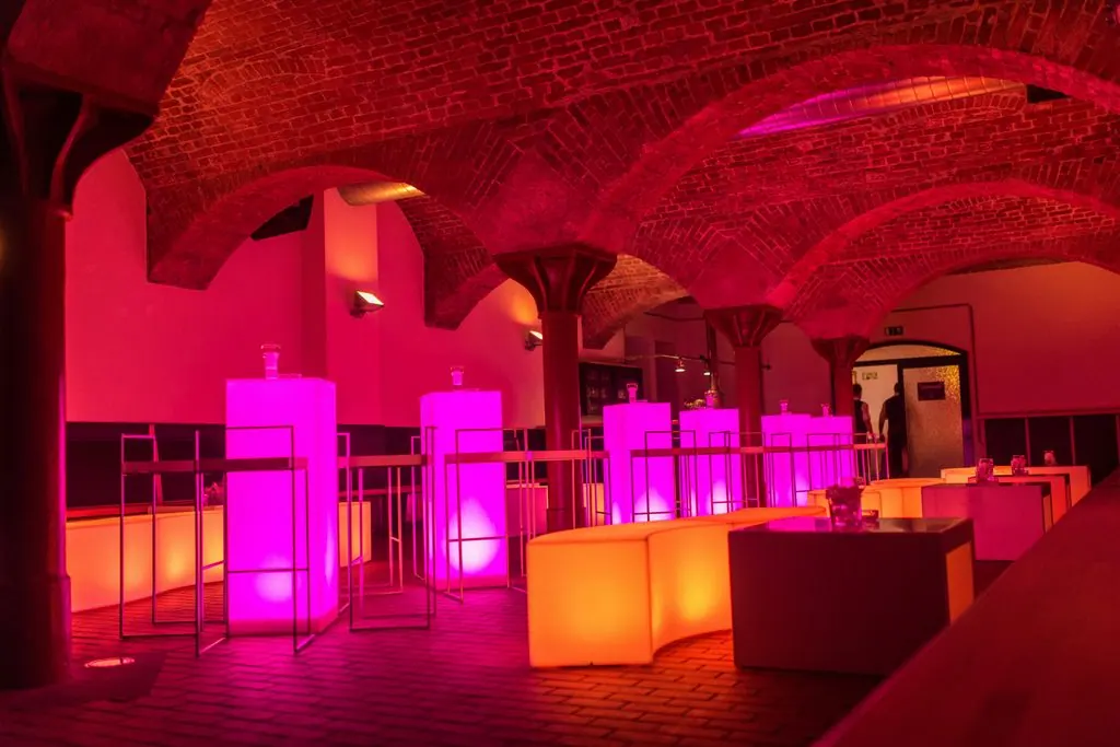 LED Stehtisch Kubus mit Acrylglas Tischplatte Ansicht 4