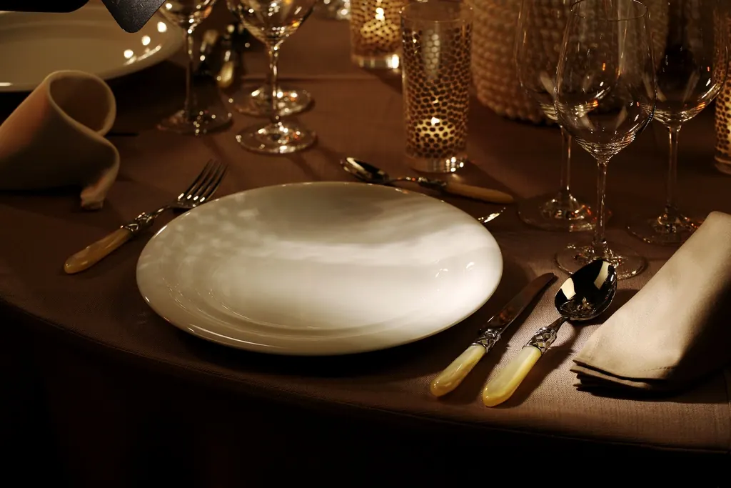 Piano Teller flach Modern Dining Ansicht 2