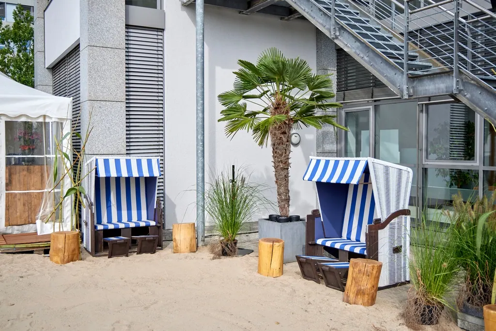 Strandkorb blau/weiß mit Fußstützen T85 Ansicht 3