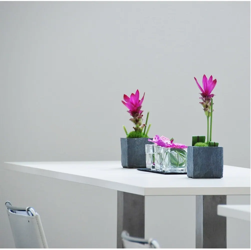 Frische Blumendekoration – Esstisch Granitvase Ansicht 2