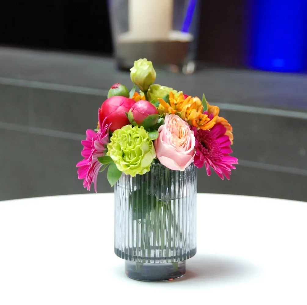 Frische Blumendekoration bunt – Stehtisch Ansicht 2