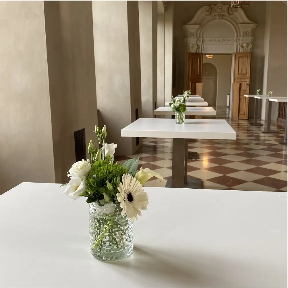 Frische Blumendekoration weiss – Stehtisch Ansicht 2