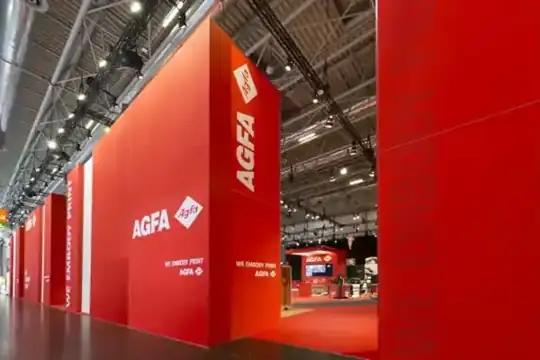 Aluvision-Systemstand Agfa HealthCare – Messebau – CREAVENTIS Messebau & Eventausstattung