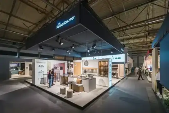 Aluvision-Systemstand De Keukenbouwer – Mietmöbel, Messebau – CREAVENTIS Messebau & Eventausstattung
