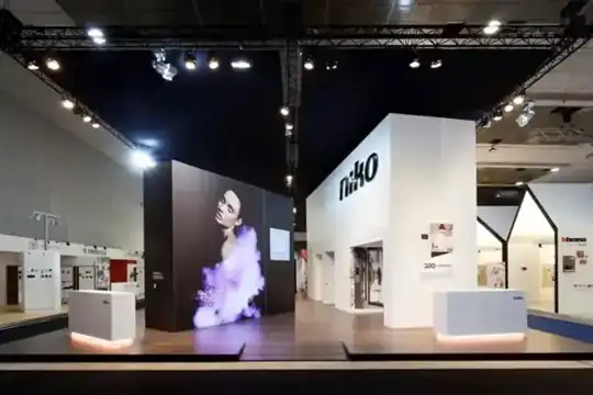 Aluvision-Systemstand Niko (Batibouw) – Mietmöbel, Logistik – CREAVENTIS Messebau & Eventausstattung