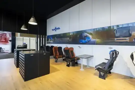Aluvision-Systemstand Van Hool – Mietmöbel, Logistik – CREAVENTIS Messebau & Eventausstattung