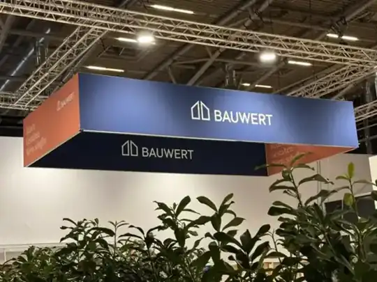 BAUWERT – Messestand Expo Real 2024, München: Deckenabhängung mit Logo – CREAVENTIS Messebau & Eventausstattung