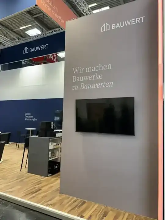 BAUWERT – Messestand Expo Real 2024, München: Messestand – CREAVENTIS Messebau & Eventausstattung