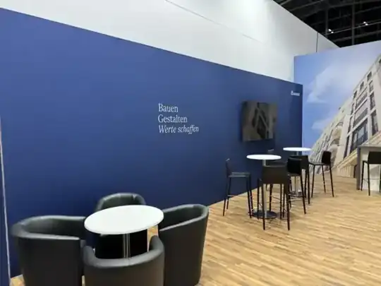 BAUWERT – Messestand Expo Real 2024, München: Rückwand – CREAVENTIS Messebau & Eventausstattung