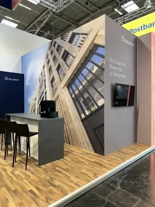 BAUWERT – Messestand Expo Real 2024, München: Rückwand – CREAVENTIS Messebau & Eventausstattung