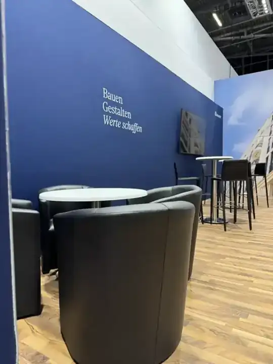BAUWERT – Messestand Expo Real 2024, München: Rückwand – CREAVENTIS Messebau & Eventausstattung